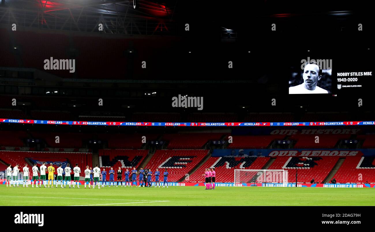 Spieler und Beamte nehmen an einer Minute Applaus in Erinnerung an Nobby Stiles, Albert Quixall und Tony Kellner vor dem internationalen freundlich im Wembley Stadium, London. Stockfoto