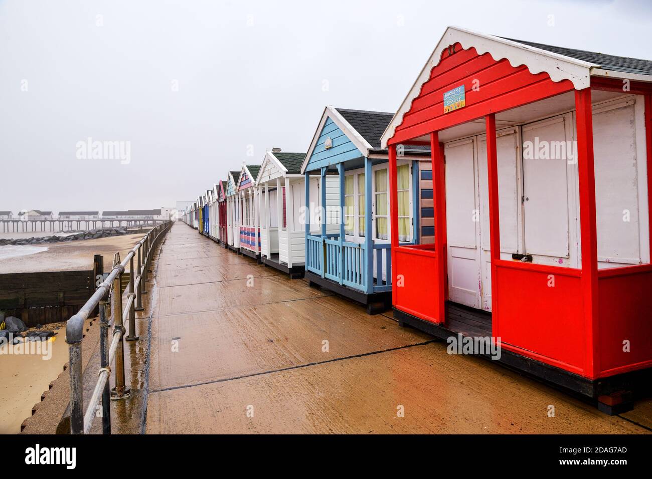 Strandhütten an einem regnerischen Tag in Southwold Beach in Suffolk East Anglia Vereinigtes Königreich Stockfoto
