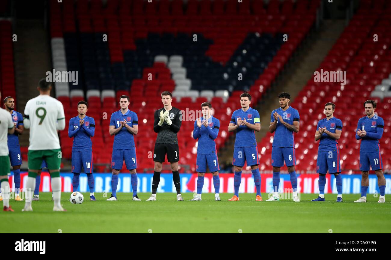 England Spieler nehmen an einer Minute Applaus in Erinnerung an Nobby Stiles, Albert Quixall und Tony Kellner vor dem internationalen freundlich im Wembley Stadium, London. Stockfoto
