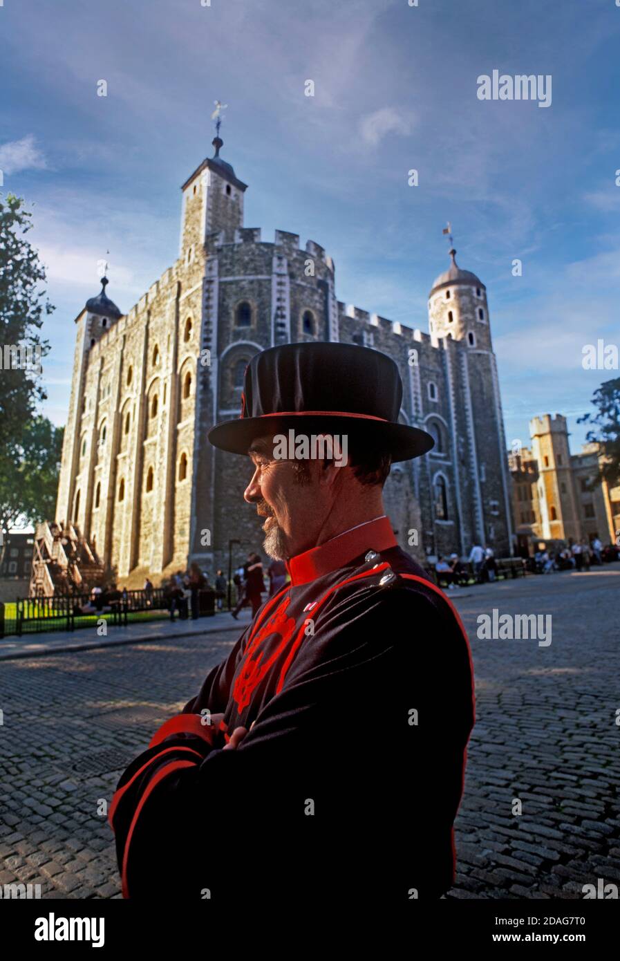 Yeoman Warder (Beefeater) Im Dienst am Tower of London mit den Weißen Turm hinter City of London UK Stockfoto