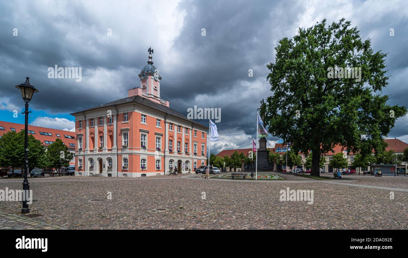 Templin im Sommer, Marktplatz und historisches Rathaus bei ziehenden Wolken Stockfoto