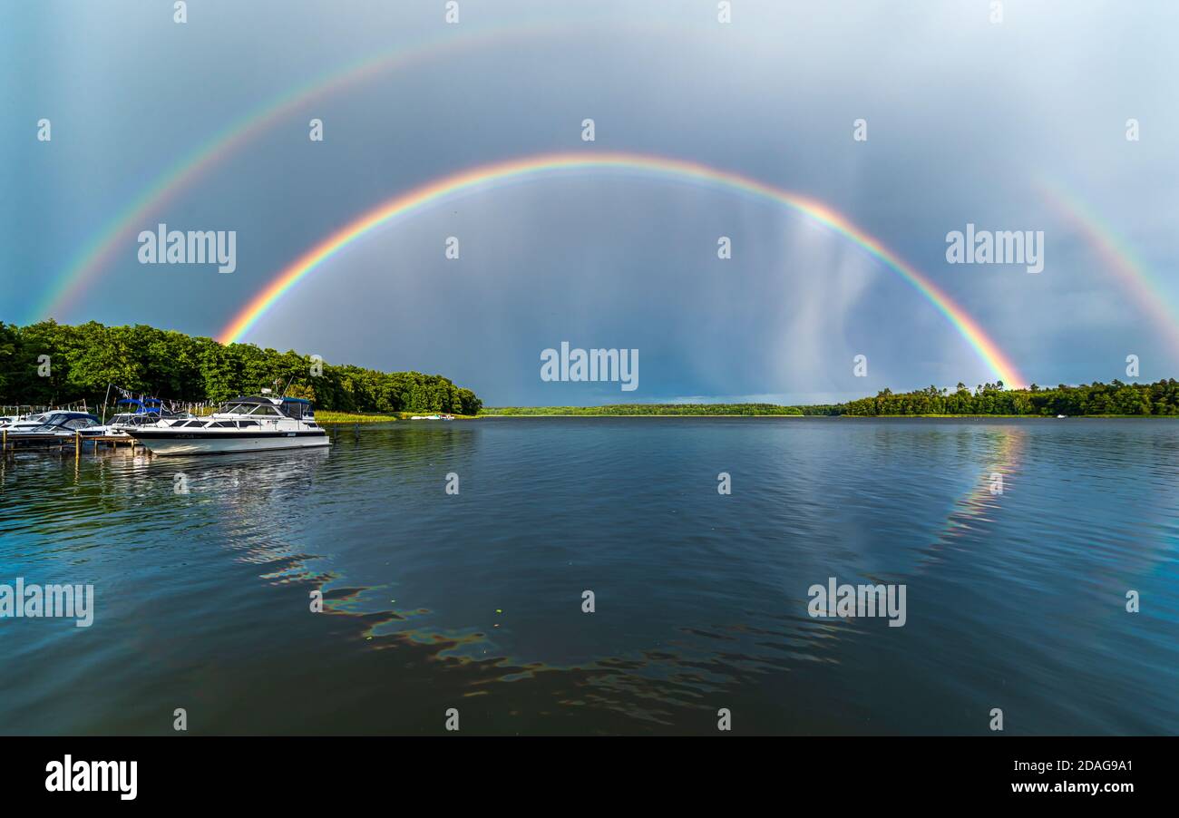 Regenbogen an einem Sommerabend am Drewensee an der Mecklenburgischen Seenplatte Stockfoto