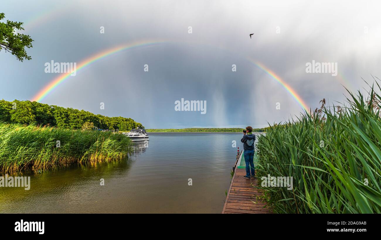 Regenbogen an einem Sommerabend am Drewensee an der Mecklenburgischen Seenplatte Stockfoto