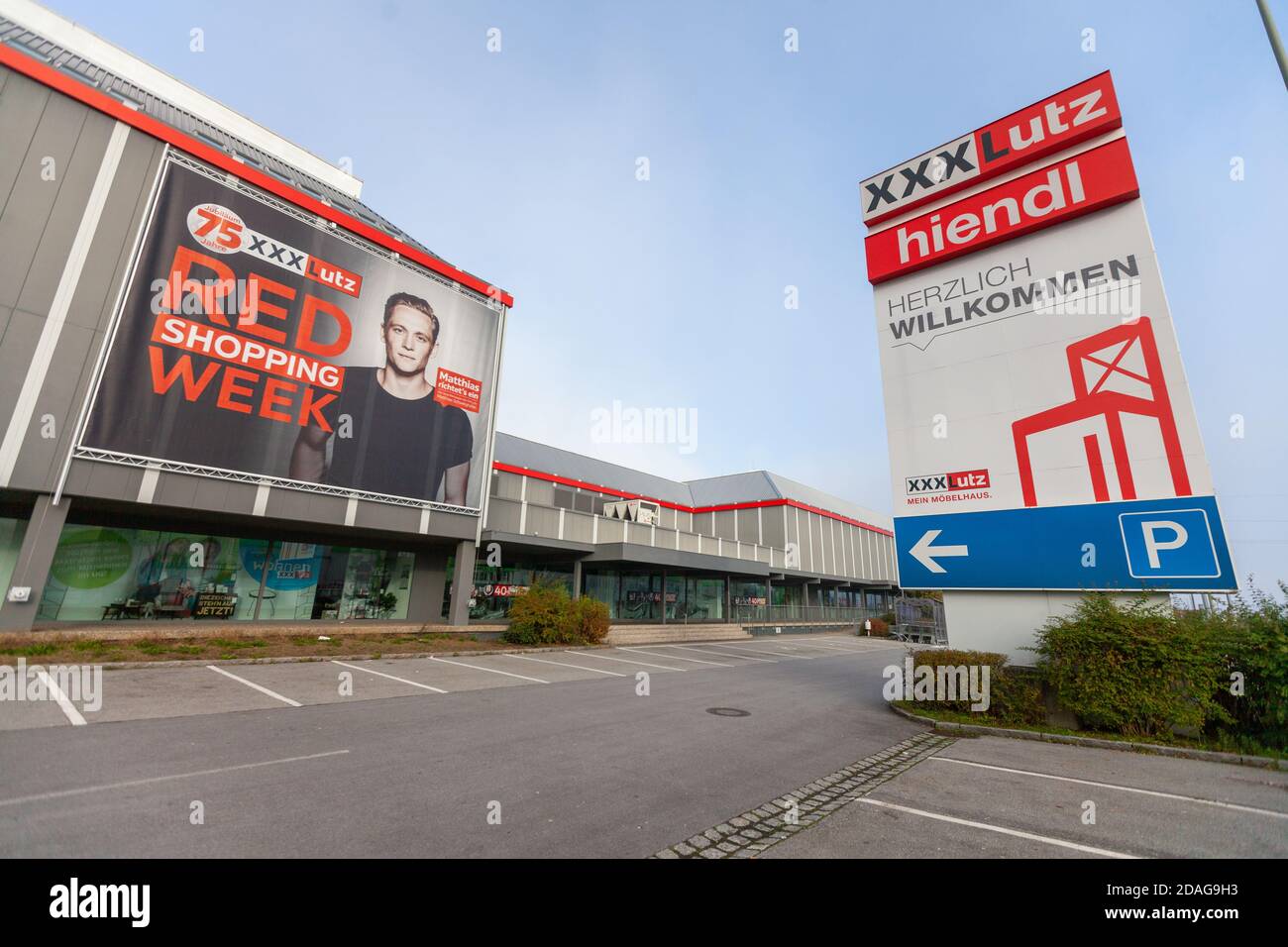PASSAU - 8. NOVEMBER 2020: Zweiglogo von XXXLutz. Die XXXLutz Group ist eine österreichische Möbelhaus-Kette Stockfotografie