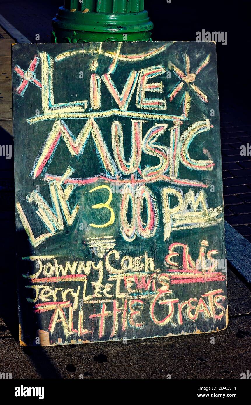 Ein Schild mit einer Tafel wirbt für Live-Musik außerhalb von Jerry Lee Lewis' Cafe & Honky Tonk in der Beale Street, 12. September 2015, in Memphis, Tennessee. Stockfoto