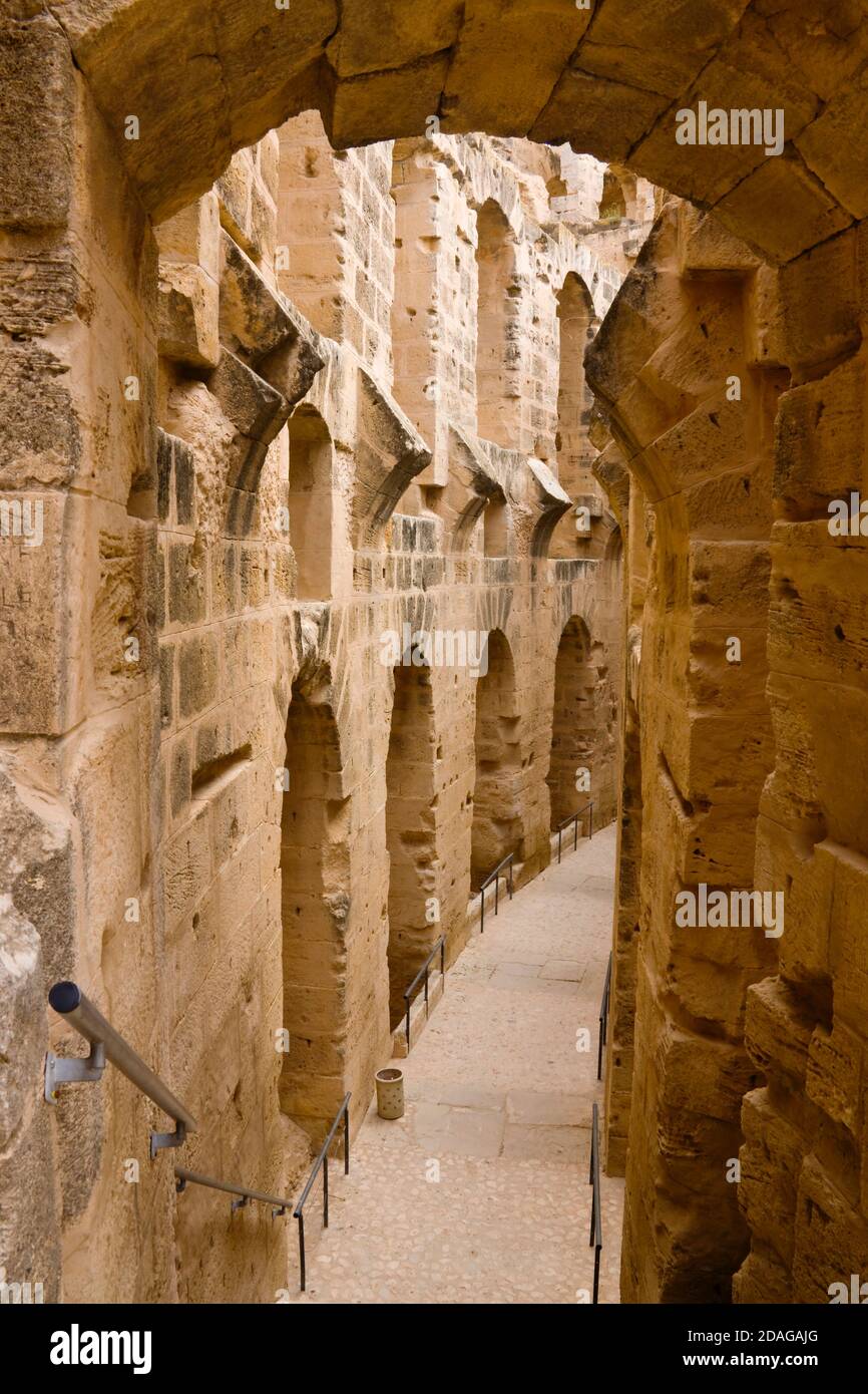 Kolonnade im römischen Amphitheater, das drittgrößte der Welt, El Jem, Tunesien Stockfoto