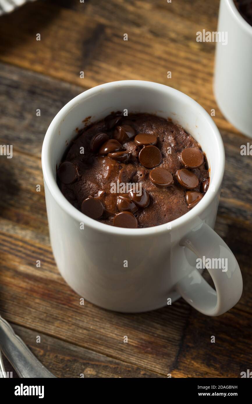 Hausgemachte Schokolade Mikrowelle Becher Brownie bereit zu essen Stockfoto