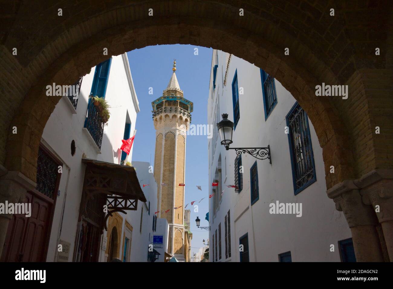 Traditionelle Häuser mit Minarett in der alten Medina, UNESCO-Weltkulturerbe, Tunis, Tunesien Stockfoto