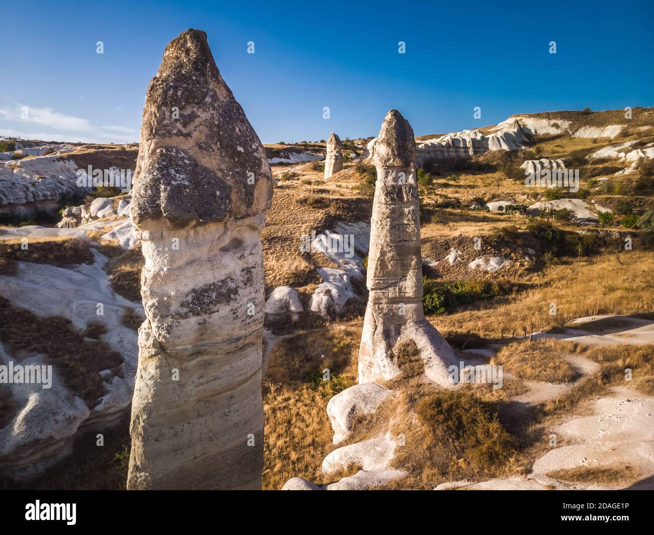 Luftdrohnenaufnahme der märchenhaften Schornsteinlandschaft im Love Valley von Kappadokien in Goreme, Türkei. Stockfoto