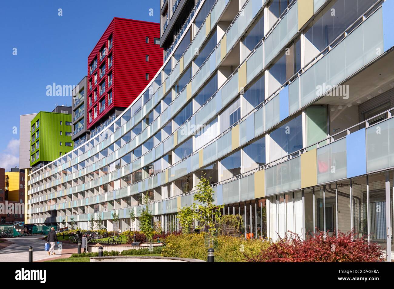 Moderne und farbenfrohe Architektur im Konepaja-Viertel von Helsinki, Finnland Stockfoto