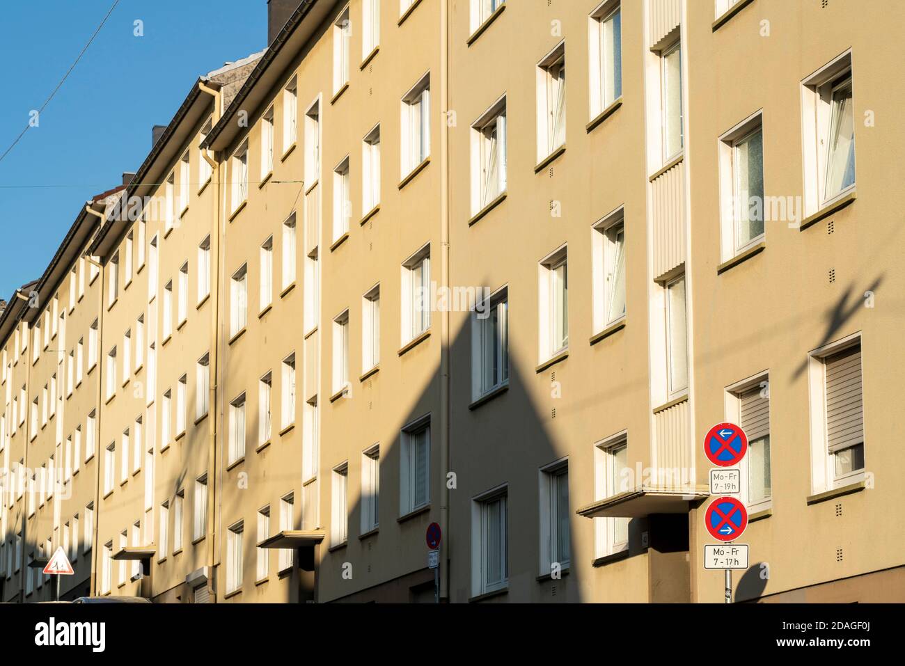 Wohnreihe, ähnliche Fassade von Wohngebäuden, in Wuppertal, NRW, Deutschland Stockfoto