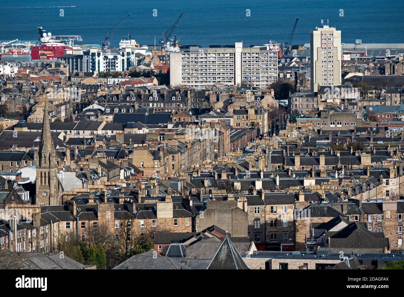 Blick nach Norden von Calton Hill über die Dächer von Leith zum Firth of Forth, Edinburgh, Schottland, Großbritannien. Stockfoto