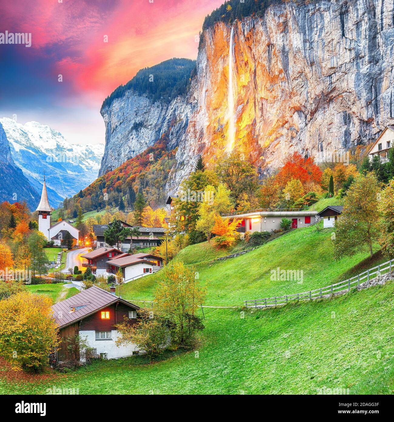 Faszinierende Herbstansicht des Lauterbrunnental mit herrlichem Staubbach Wasserfall und Schweizer Alpen bei Sonnenuntergang. Lage: Lauterbrunnen Dorf, Ber Stockfoto