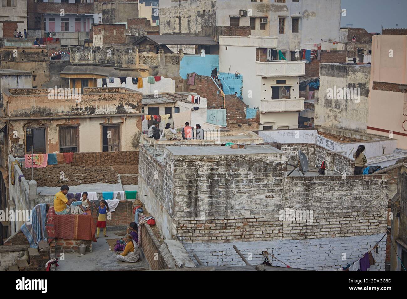 Varanasi, Indien, Januar 2016. Blick auf die Terrassen der Altstadt. Stockfoto