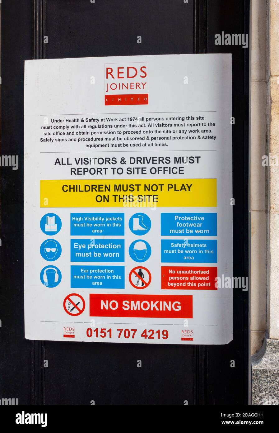 Rotes Schreinerei Schild mit mehreren Anweisungen und Warnungen in Liverpool, England Stockfoto