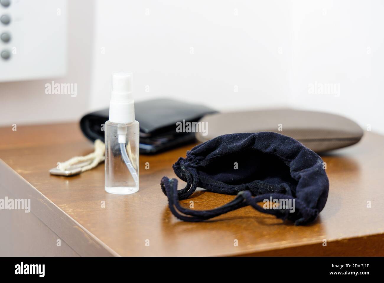 Pandemie-Setup bereit vor dem Verlassen des Hauses: Gesichtsmaske und Desinfektionsmittel in kleiner handlicher Flasche Stockfoto
