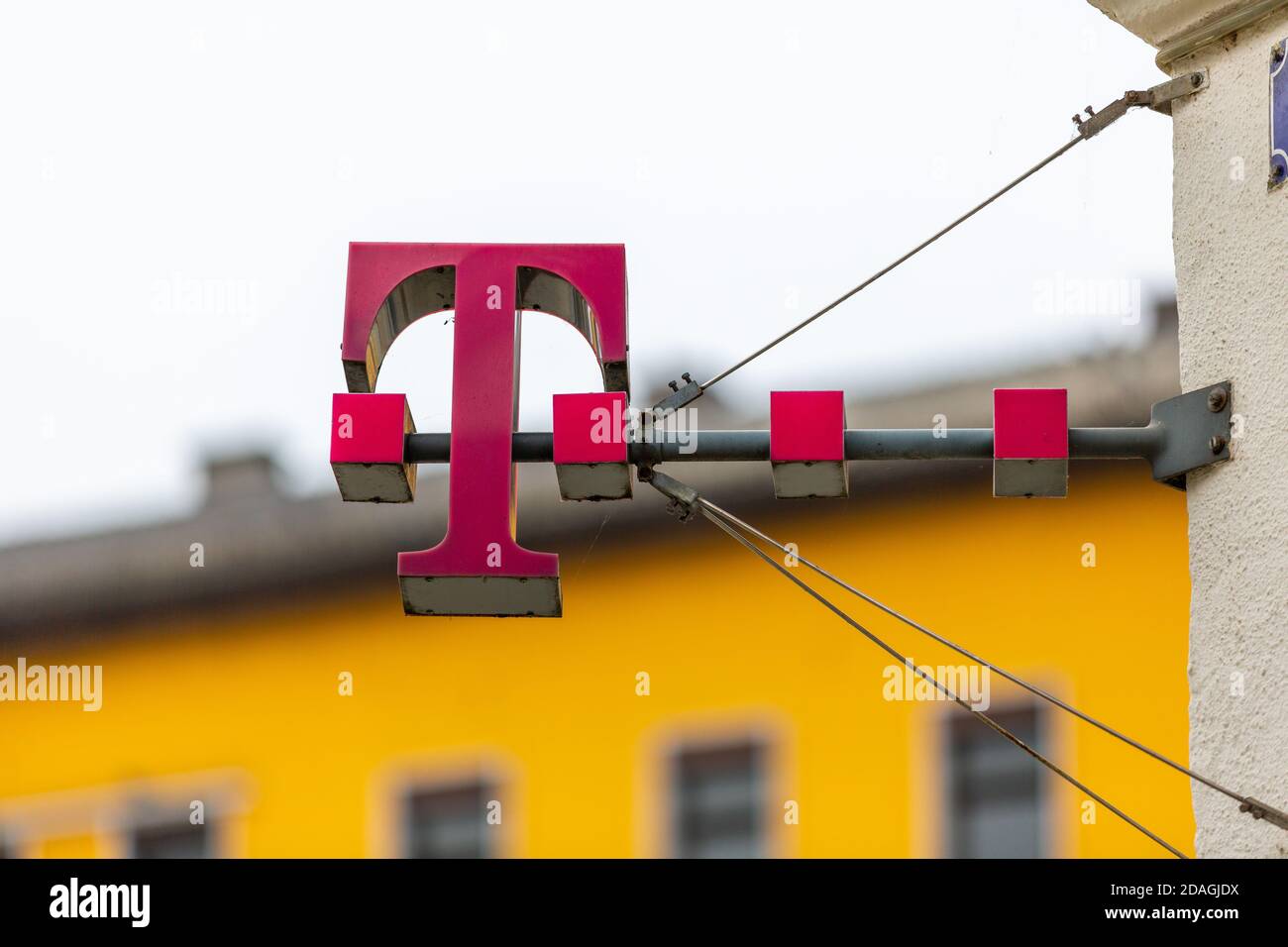 PASSAU / DEUTSCHLAND - 8. NOVEMBER 2020: Filiallogo der Deutschen Telekom. Die Deutsche Telekom AG ist ein deutsches Telekommunikationsunternehmen Stockfoto