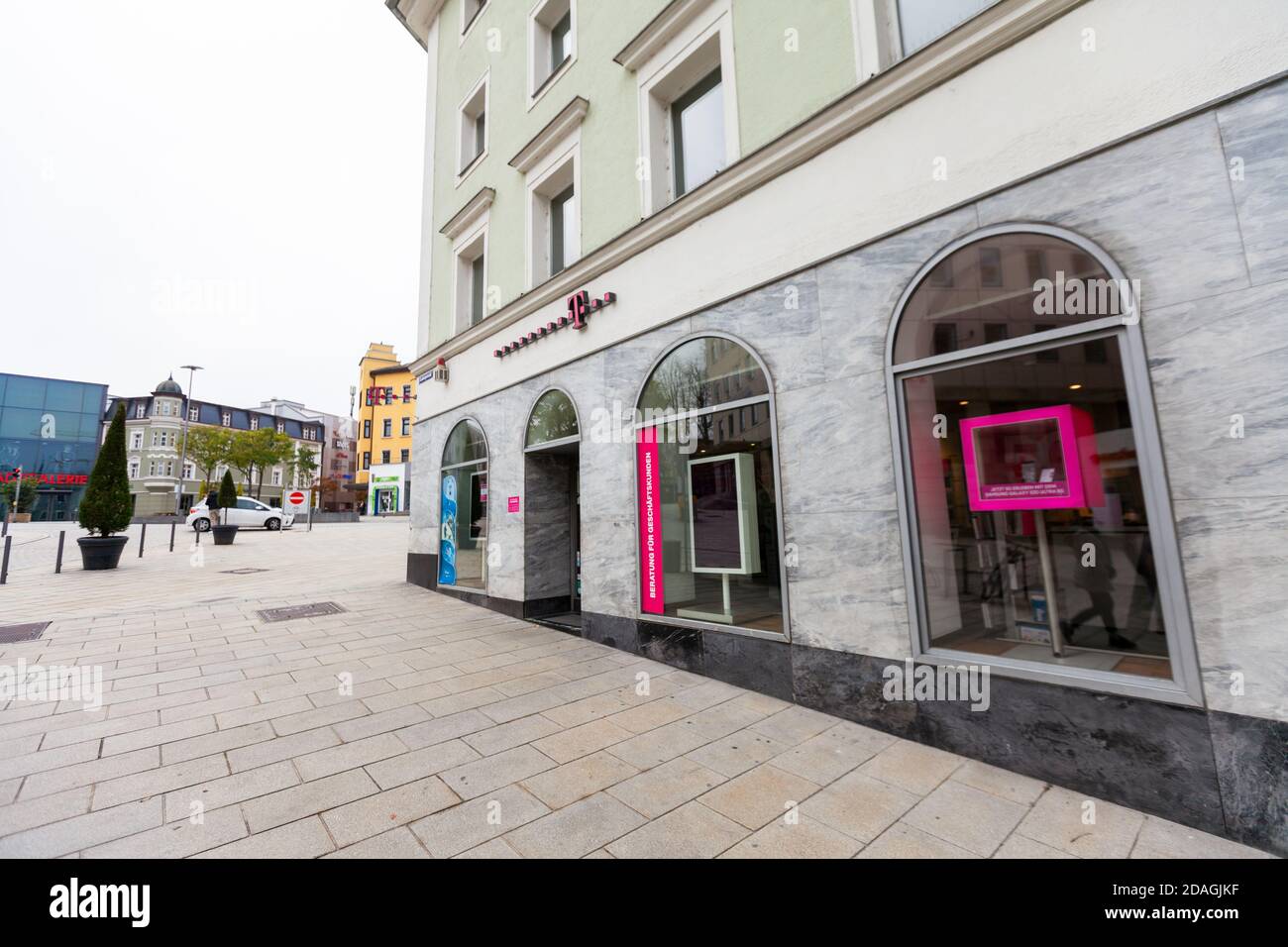 PASSAU / DEUTSCHLAND - 8. NOVEMBER 2020: Filiallogo der Deutschen Telekom. Die Deutsche Telekom AG ist ein deutsches Telekommunikationsunternehmen Stockfoto