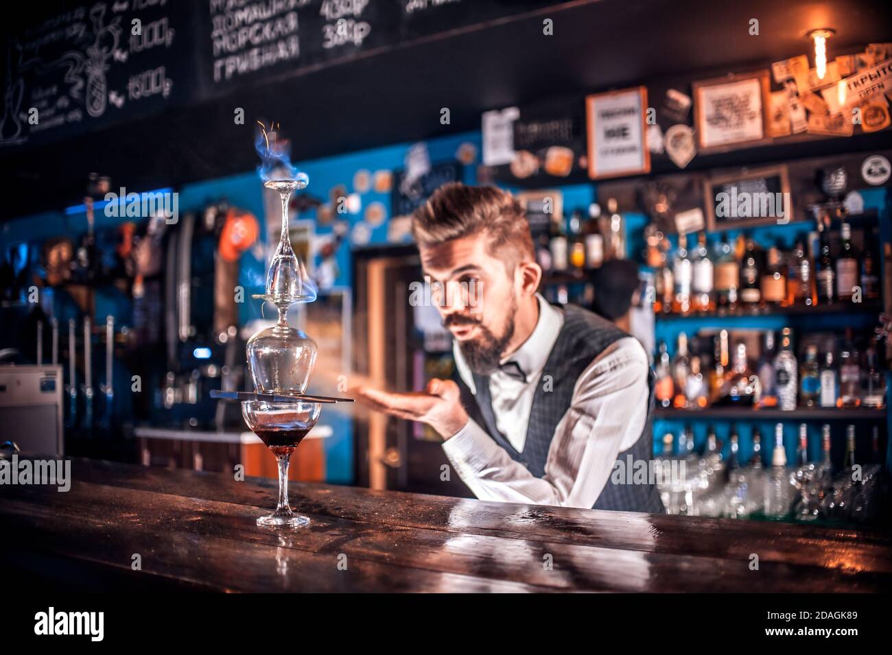 Barkeeper geben einem Drink den letzten Schliff Stockfoto