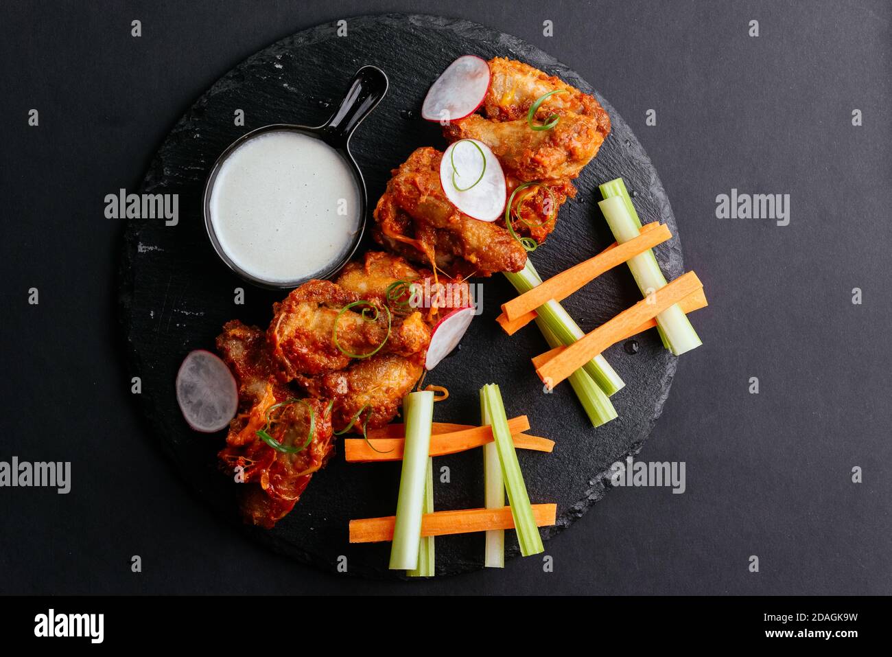 Hühnerflügel im asiatischen Stil, frisches Gemüse Stockfoto