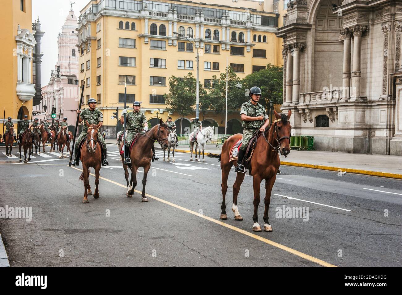 Wachablösung am Regierungspalast, bekannt als Haus des Pizarro, an der Plaza de Armas in Lima, Peru Stockfoto