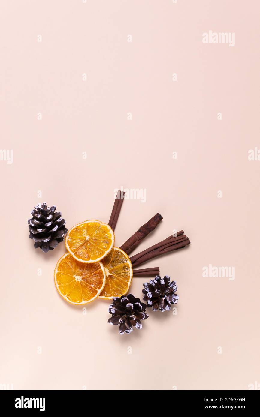 Dekoriert mit getrockneten Orangen, Zimt-Regalen und Pinienzapfen. Konzept für natürliche Weihnachtsdekorationen. Draufsicht. Speicherplatz kopieren. Stockfoto