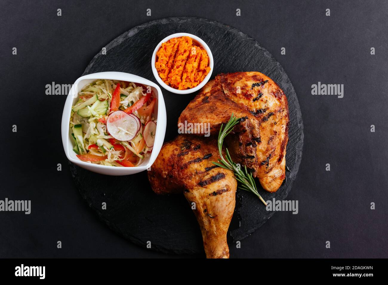 Gegrillte Hähnchenschenkel mit Gemüse und Sauce Stockfoto