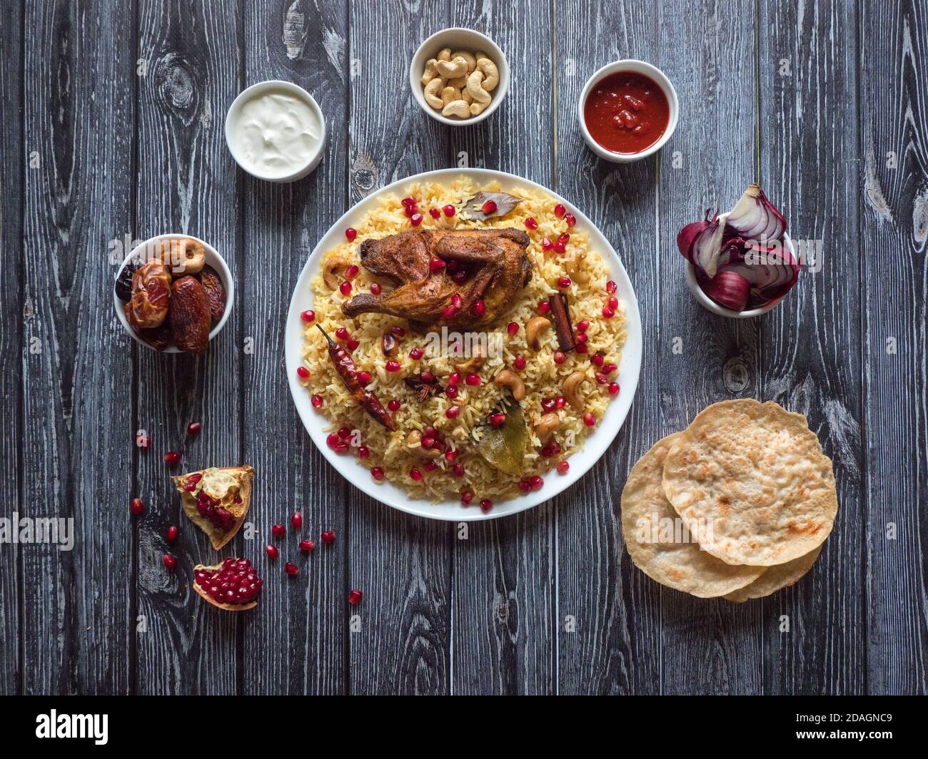 Chicken Mandi mit Datteln auf einem schwarzen Tisch. Arabische Küche. Draufsicht. Stockfoto