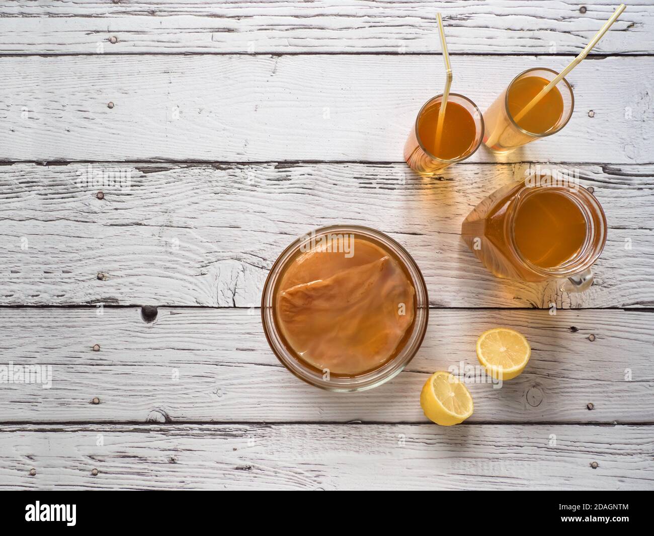 Kombucha-Pilz. Organisch fermentierter Tee Getränk mit Zitrone auf einem weißen Holztisch, kopieren Raum. Stockfoto