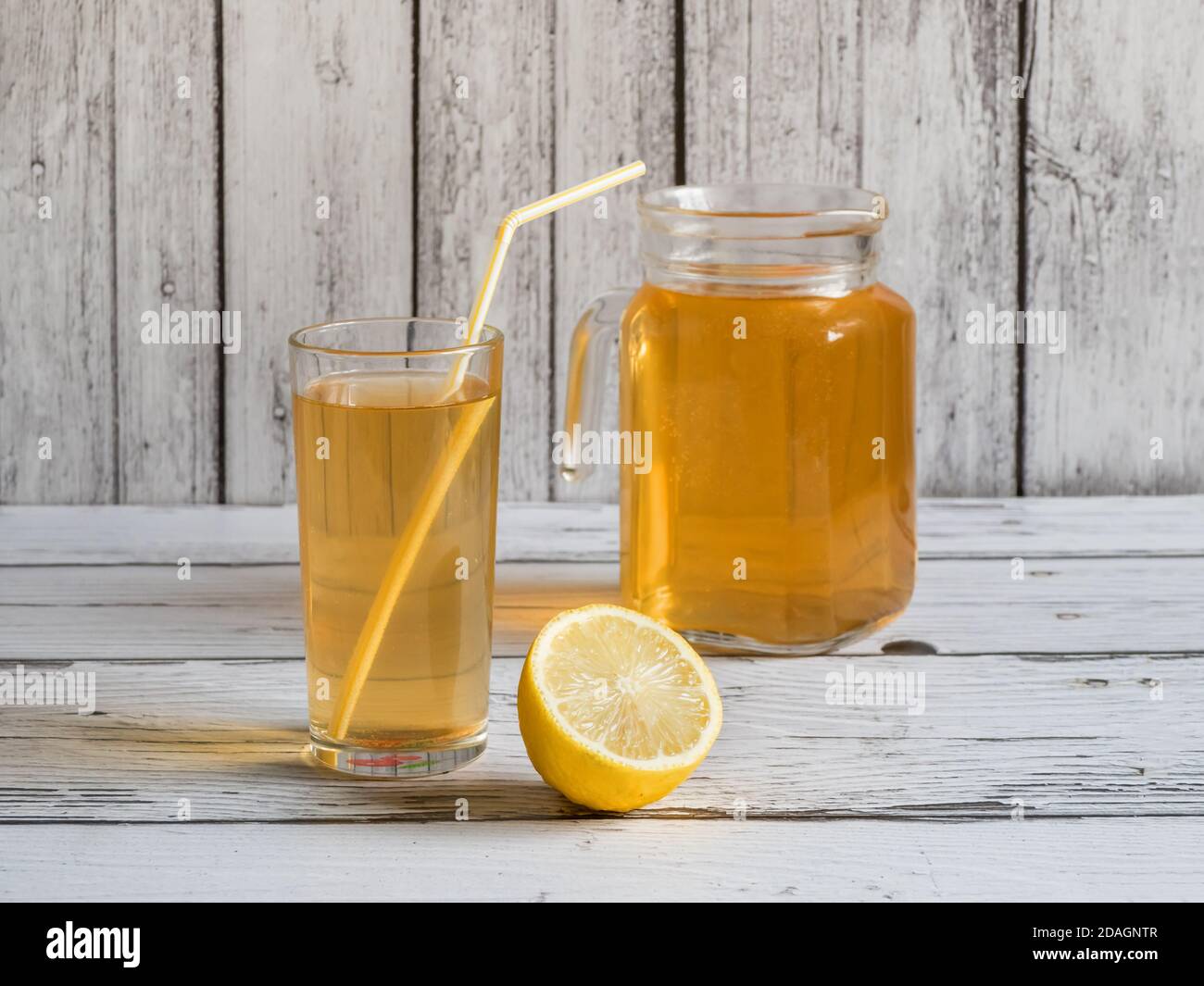 Kombucha-Pilz. Bio fermentierter Tee Drink mit Zitrone auf einem weißen Holztisch. Stockfoto