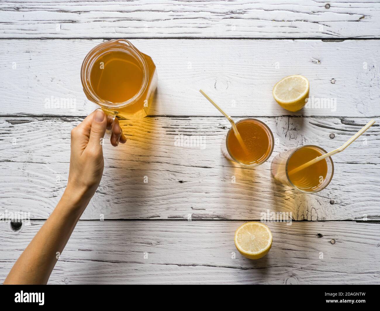 Kombucha-Pilz. Bio fermentierter Tee Drink mit Zitrone auf einem weißen Holztisch. Stockfoto
