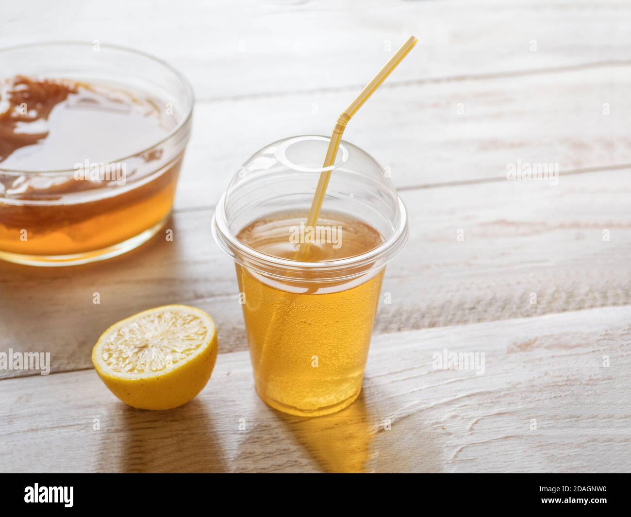 Kombucha-Pilz. Bio fermentierter Tee Drink mit Zitrone auf einem weißen Holztisch. Stockfoto