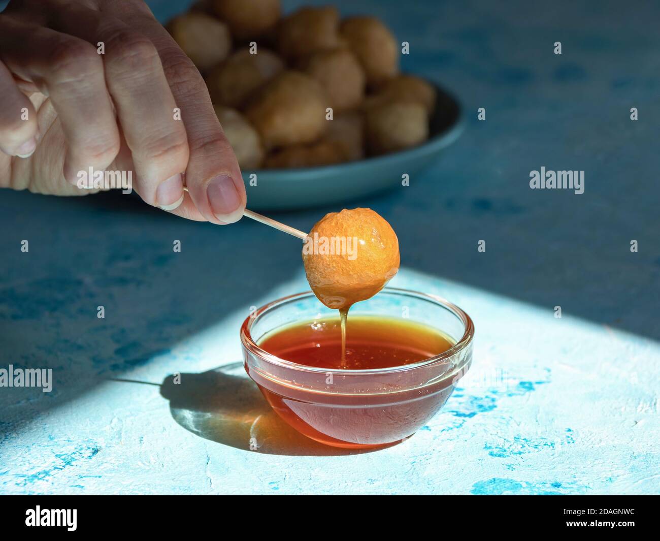 Luqaimat - traditionelle süße Knödel der VAE. Süße Ramadan-Knödel. Stockfoto