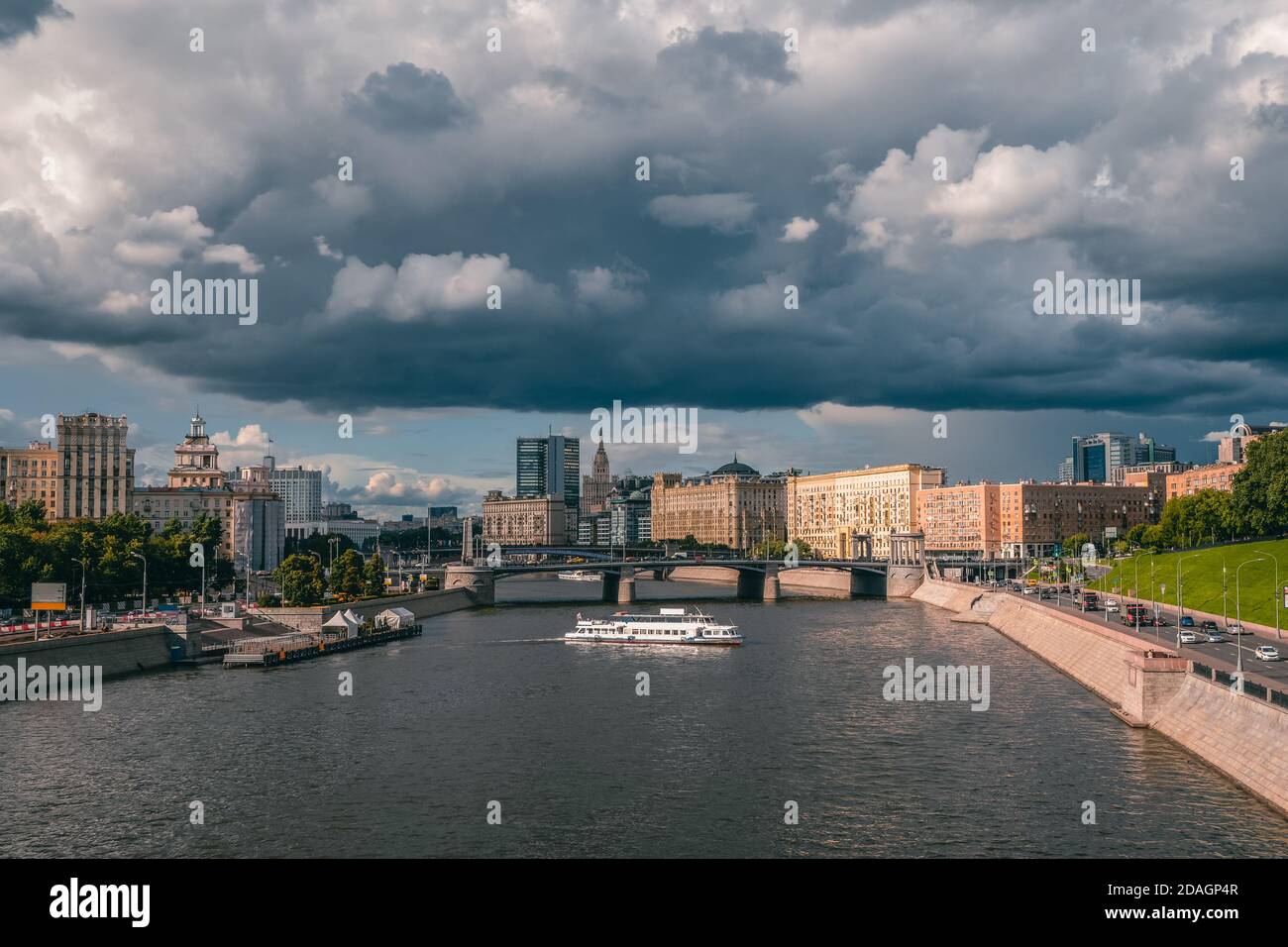 Navigation auf dem Moskauer Fluss. Wunderschöne Aussicht auf Moskau. Bogenbrücke über den Fluss Moskau. Russland. Stockfoto