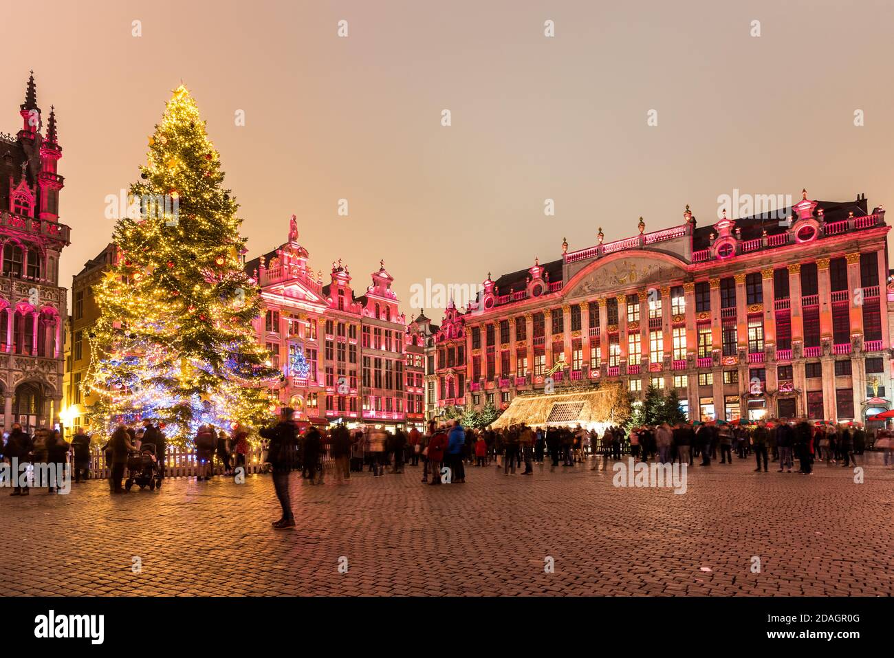 Blick auf den Grand Place dekoriert und beleuchtet für Weihnachten in Das Stadtzentrum von Brüssel bei Nacht Stockfoto