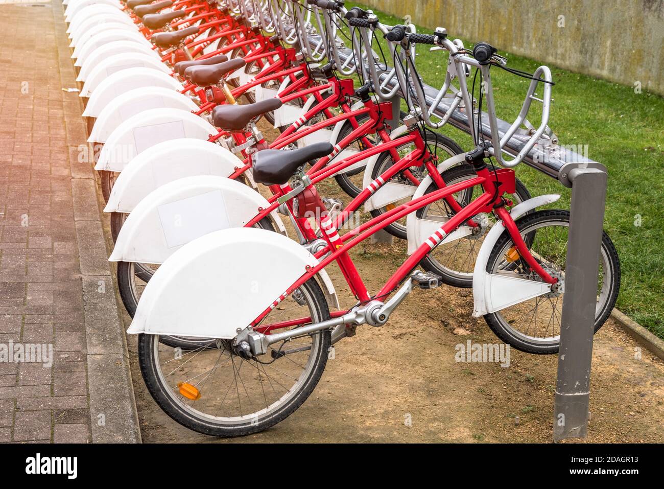 Reihe von Fahrrädern in einem Sharing-System Docking-Station in Ein öffentlicher Park Stockfoto