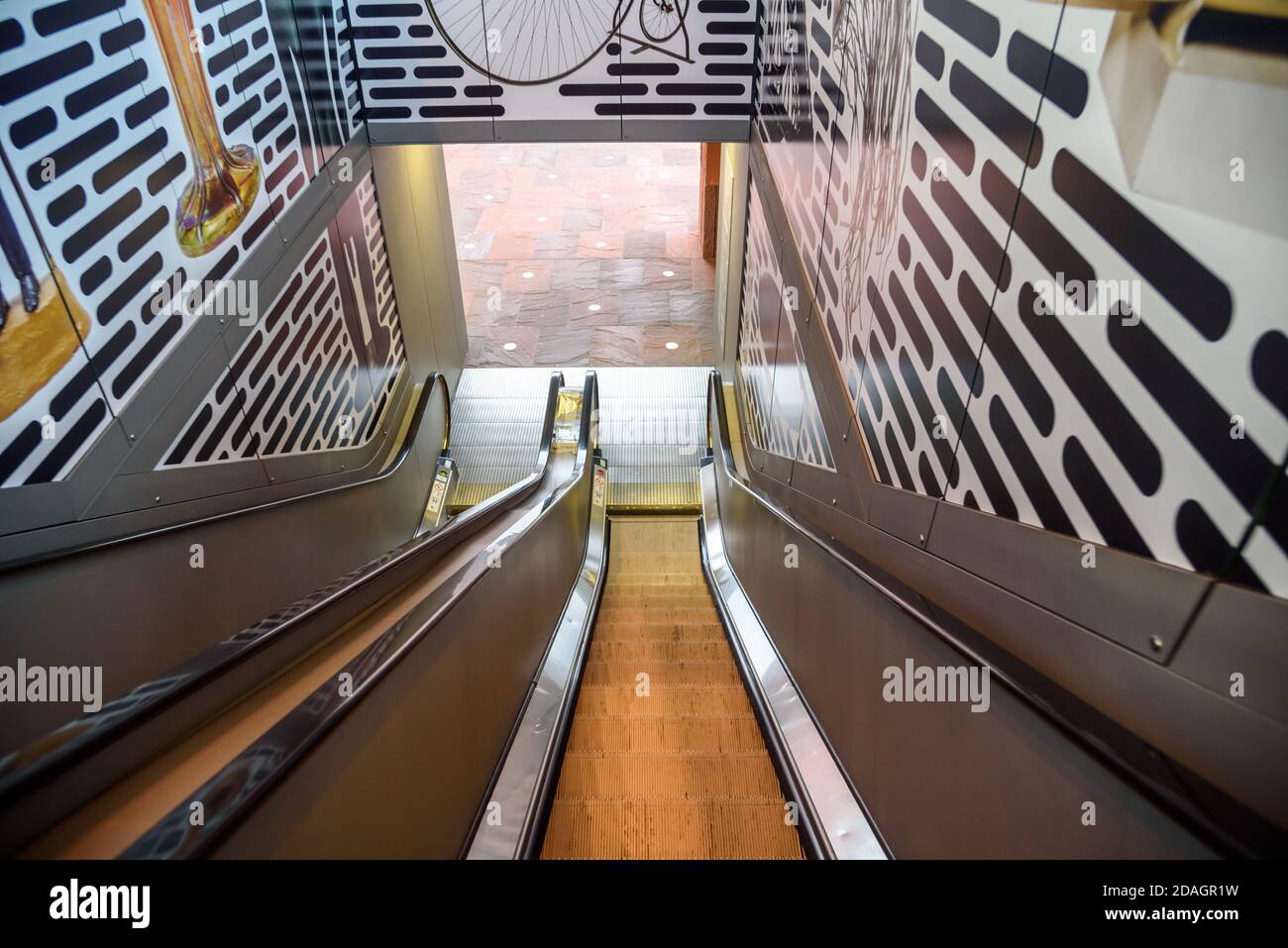 Blick von der Spitze einer verlassenen Rolltreppe in einem Einkaufszentrum Stockfoto