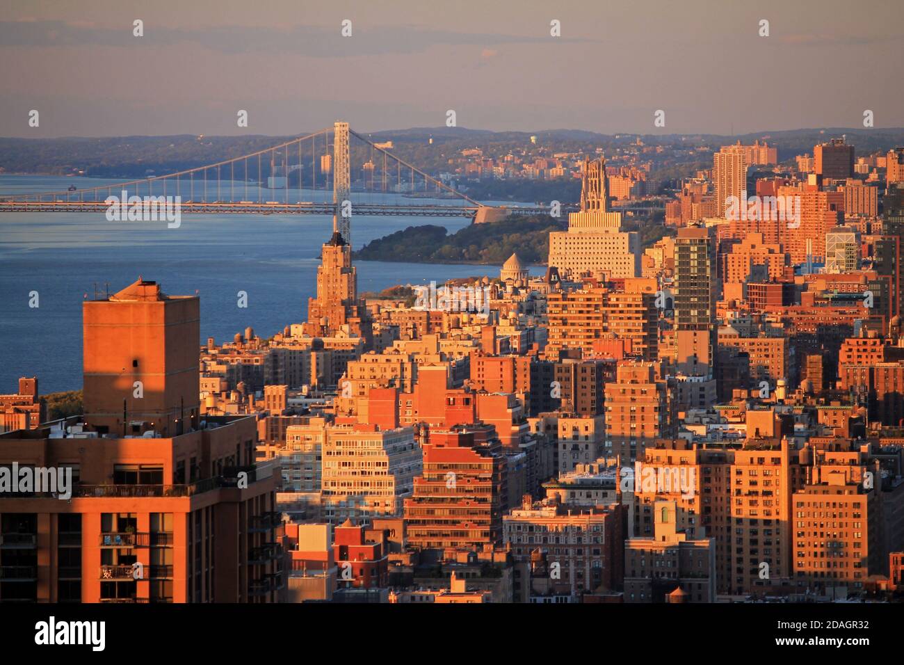 Der Fluss, die Brücke und die Betongebäude in New York City Stockfoto