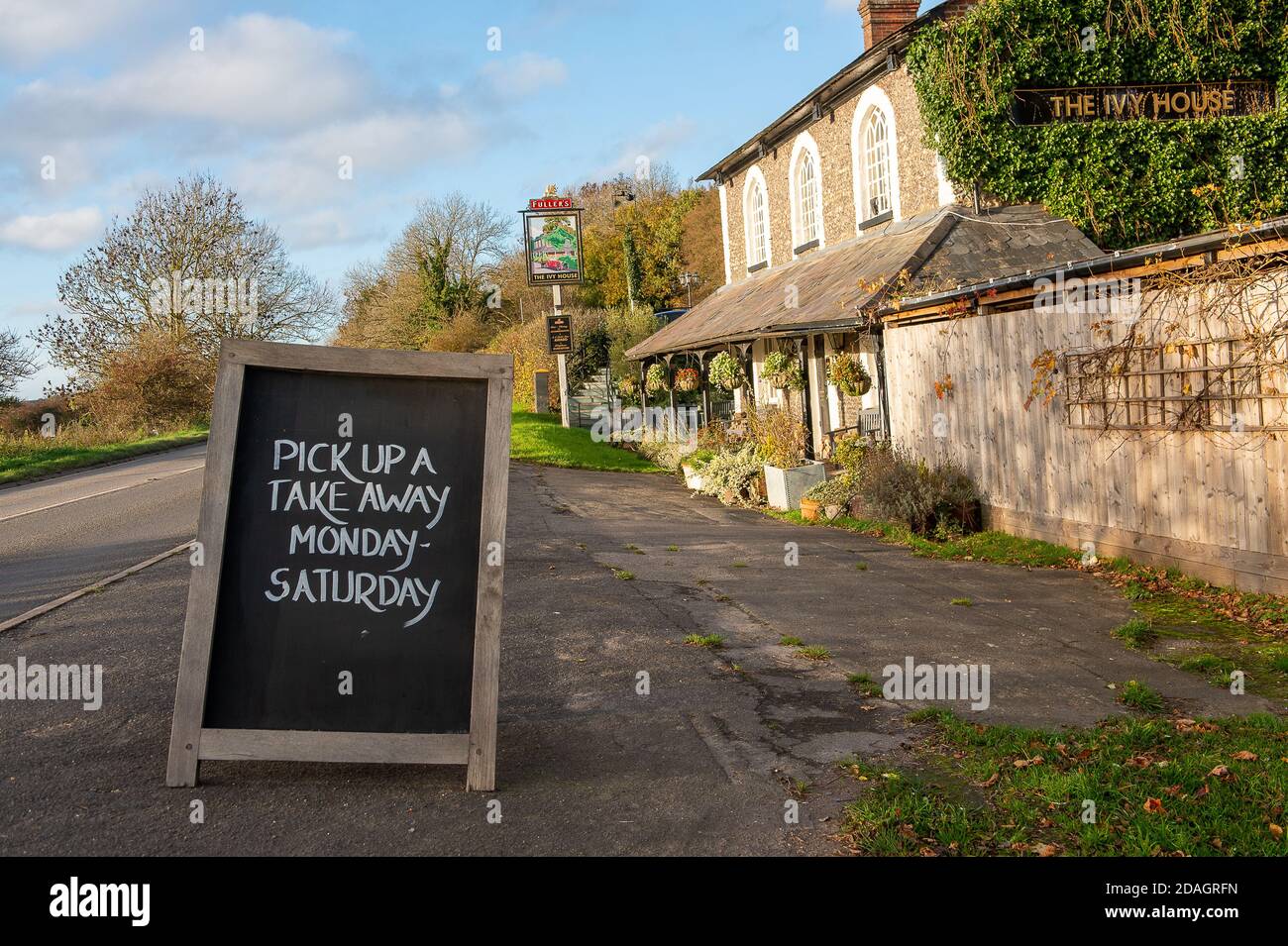 Chalfont St Giles, Buckinghamshire, Großbritannien. November 2020. Aufgrund der Covid-19-Sperre 2 dürfen Pubs in England derzeit nur Essen und Alkohol zum Mitnehmen servieren. In einem schwierigen Jahr für die Hotellerie verkauft das Ivy House in Chalfont St Giles Bier zum Mitnehmen und unterstützt die lokale Gemeinschaft durch den Verkauf von vorbestellten Lebensmittelkartons. Quelle: Maureen McLean/Alamy Stockfoto