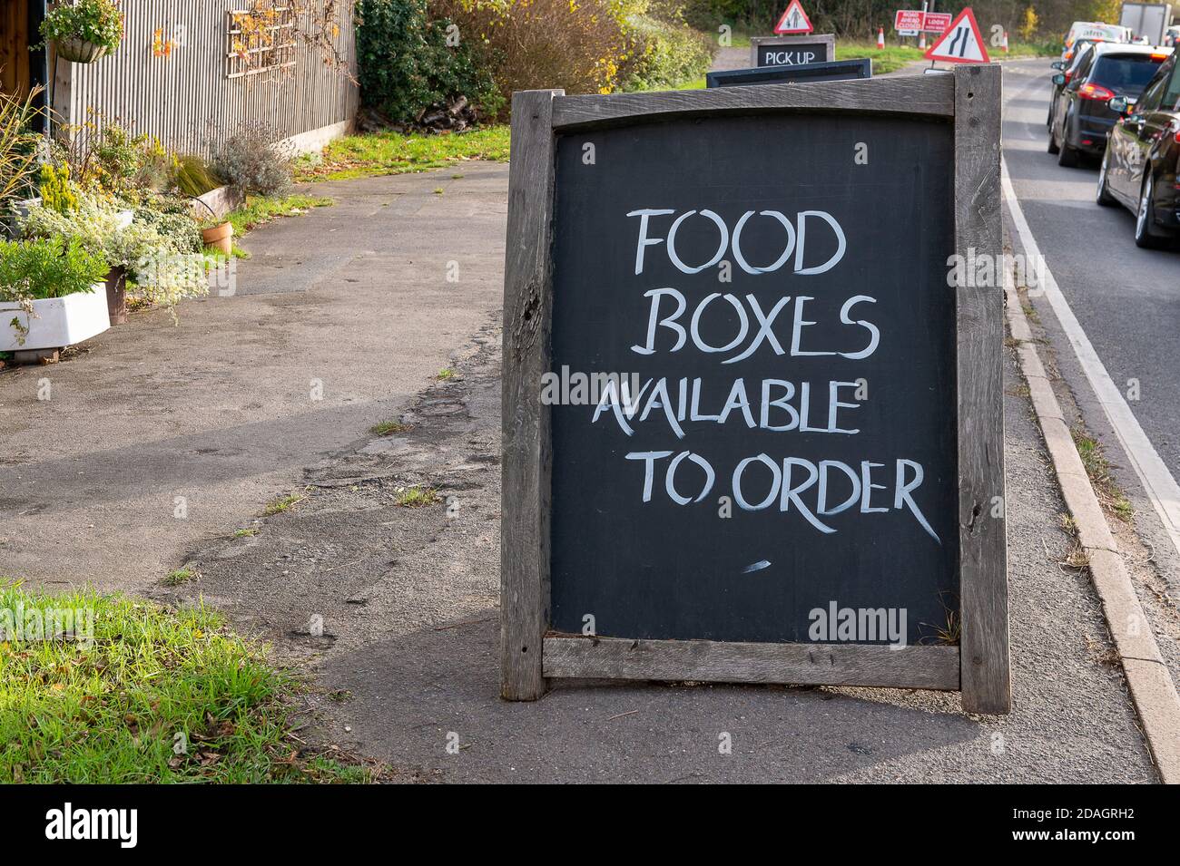 Chalfont St Giles, Buckinghamshire, Großbritannien. November 2020. Aufgrund der Covid-19-Sperre 2 dürfen Pubs in England derzeit nur Essen und Alkohol zum Mitnehmen servieren. In einem schwierigen Jahr für die Hotellerie verkauft das Ivy House in Chalfont St Giles Bier zum Mitnehmen und unterstützt die lokale Gemeinschaft durch den Verkauf von vorbestellten Lebensmittelkartons. Quelle: Maureen McLean/Alamy Stockfoto