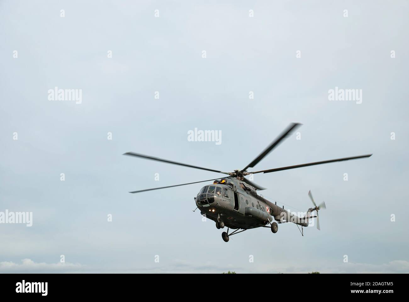 Militärhubschrauber Mi-8 in der Luft. Foto nach der Fallschirmspringshow während des Commando Fest in Dziwnów - 22. August 2020. Stockfoto