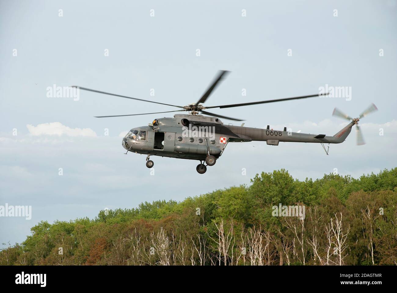 Militär Mi-8 über den Bäumen. Foto nach der Fallschirmspringshow während des Commando Fest in Dziwnów - 22. August 2020. Stockfoto