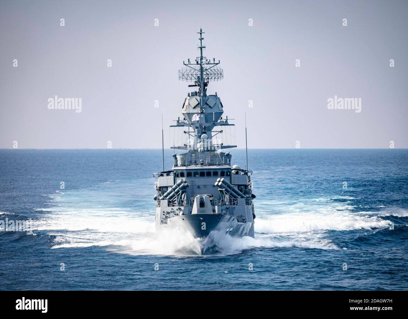 Die Royal Australian Navy Anzac-Klasse Fregatte HMAS Ballarat führt Division Taktiken mit den US-und japanischen Navies während der integrierten operativen Ausbildung 6. November 2020 im Südchinesischen Meer. Stockfoto