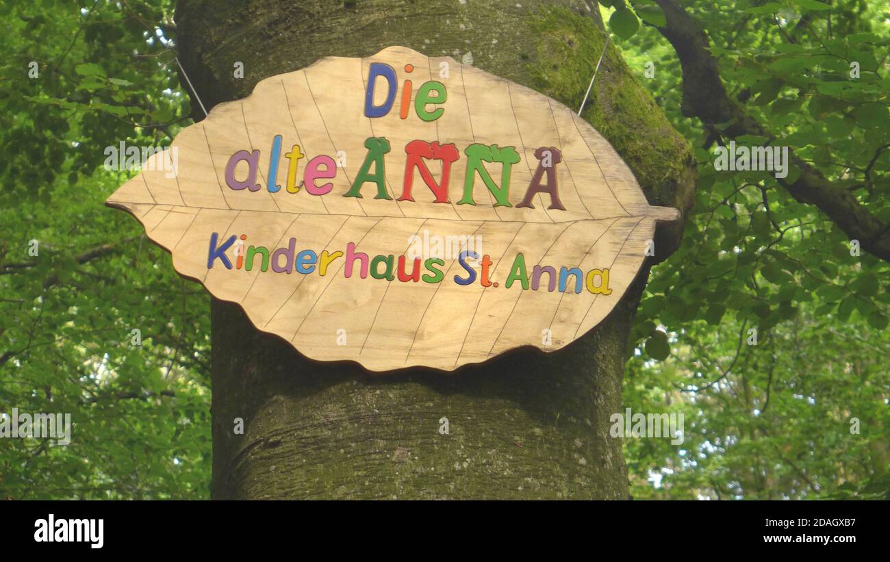 Holzblattschild Schriftzug Waldpädagogik, Deutschland Stockfoto