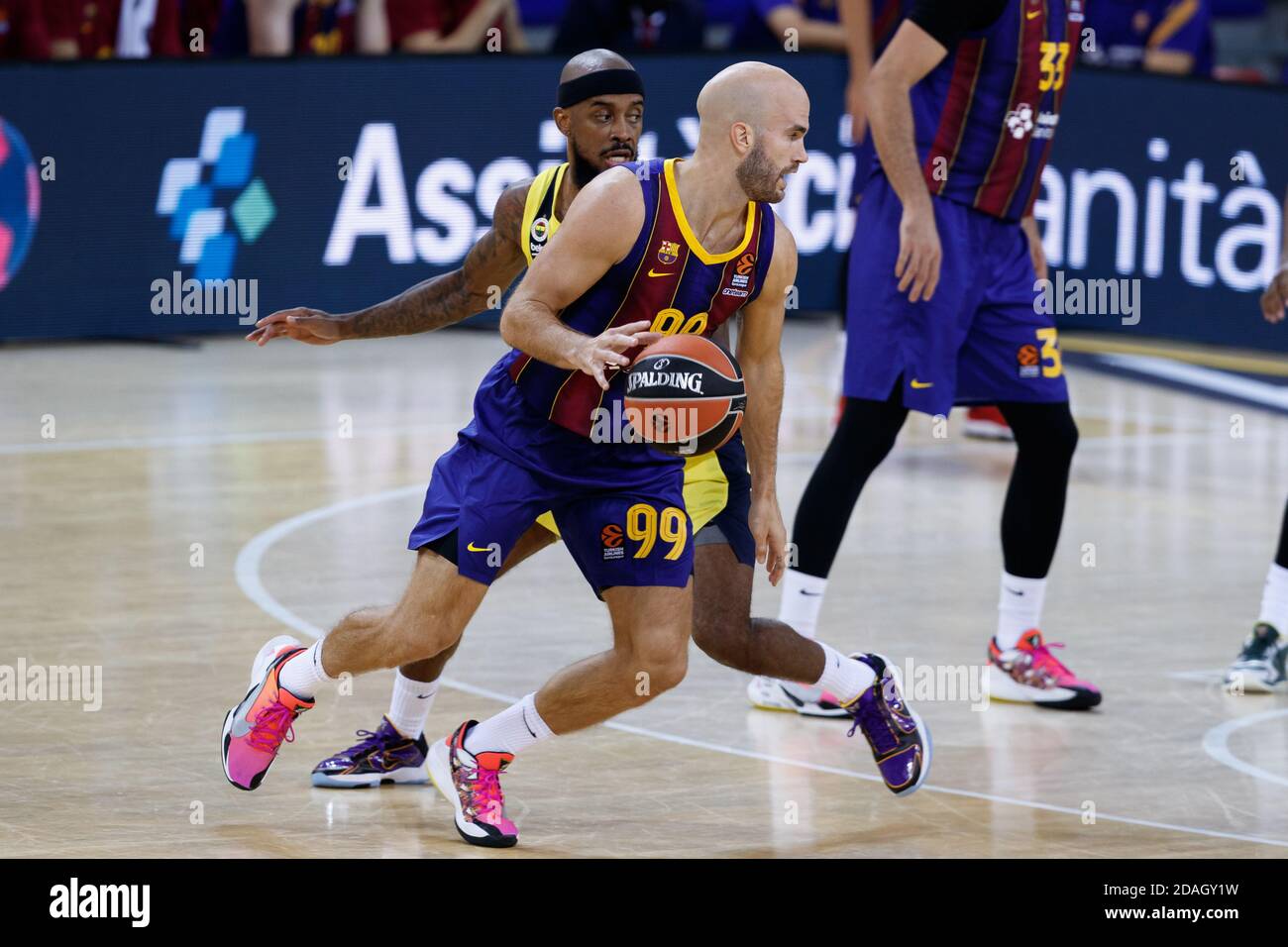 Nick Calathes vom FC Barcelona in Aktion beim Turkish Airlines EuroLeague Spiel zwischen Fenerbahce im Palau Blaugrana in Barcelona, Spanien. Stockfoto