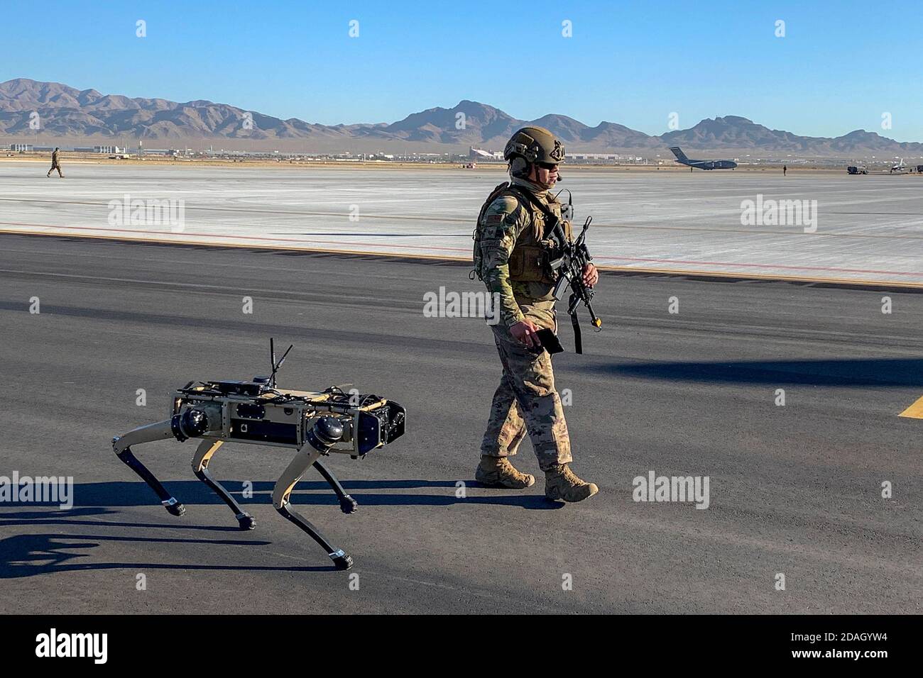 US Air Force Tech. Sgt. Johnny Rodriguez läuft bei einer Übung des Advanced Battle Management Systems auf der Nellis Air Force Base am 3. September 2020 in Las Vegas, Nevada, an der Seite des unbemannten Bodenfahrzeugs Ghost Q-UGV, bekannt als Roboterhund. Stockfoto