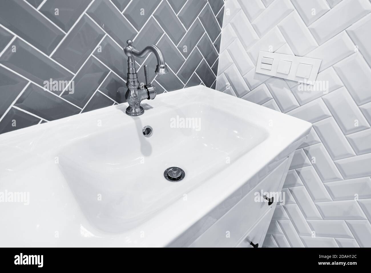 Schließen uo Bild der weißen Waschbecken im Bad. Stockfoto