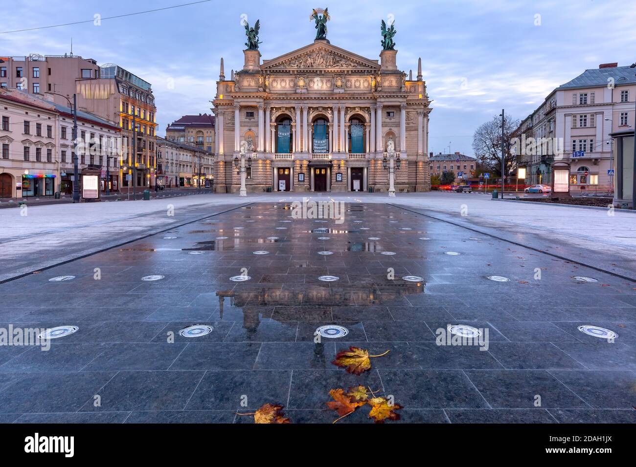 Nacht Panoramablick auf Lviv Theater von Oper und Ballett, Ukraine Stockfoto