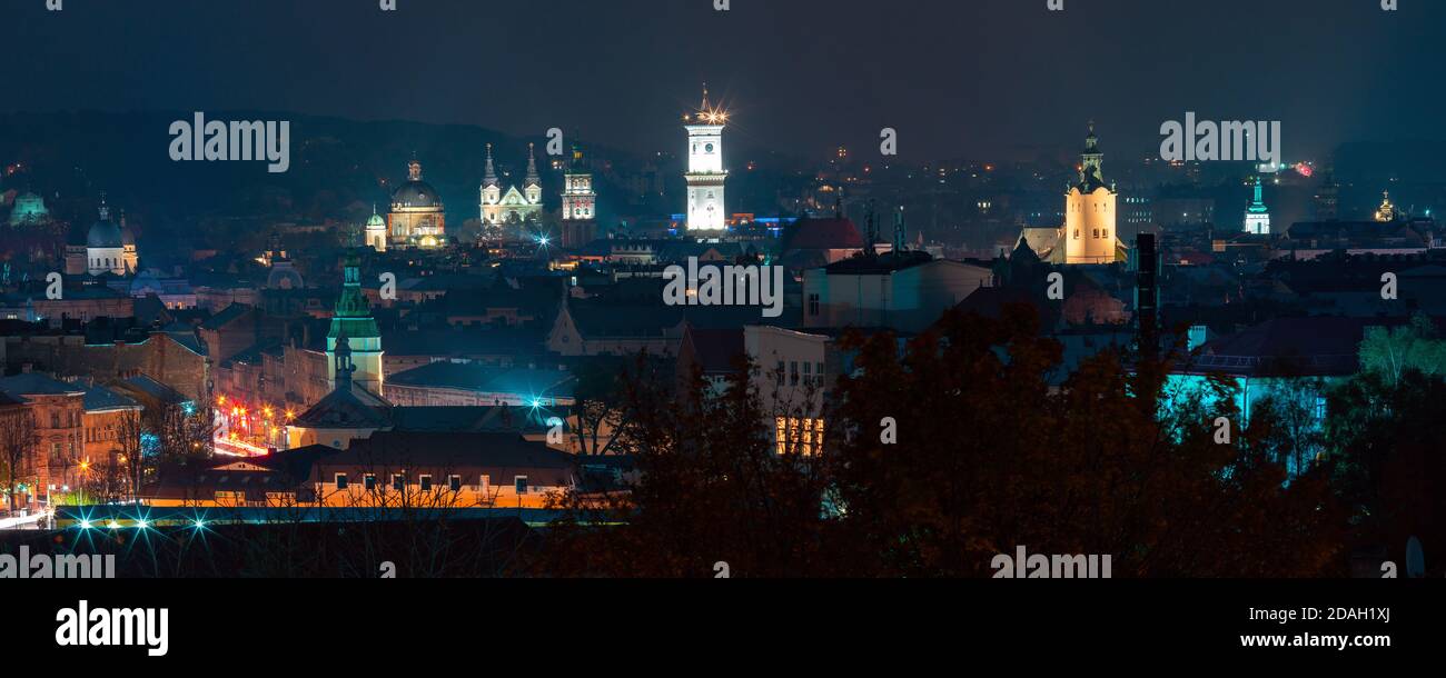 Luftaufnahme Nacht Panoramablick auf Kirchen, Rathaus und Häuser Dächer in der historischen Altstadt von Lviv, Ukraine. Stockfoto