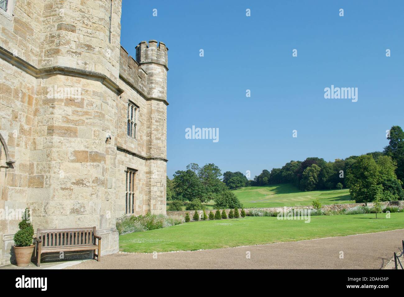 Eine alte Stein europäischen / britischen Burg an einem sonnigen Sommertag. Zinnen, Türme und Türme mit Blick auf weitläufige Rasenflächen und grünen Wald Stockfoto